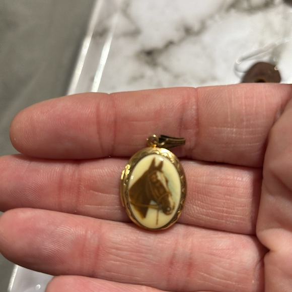 Leather cowboy hat earrings with a vintage horse locket pendant - Picture 4 of 6